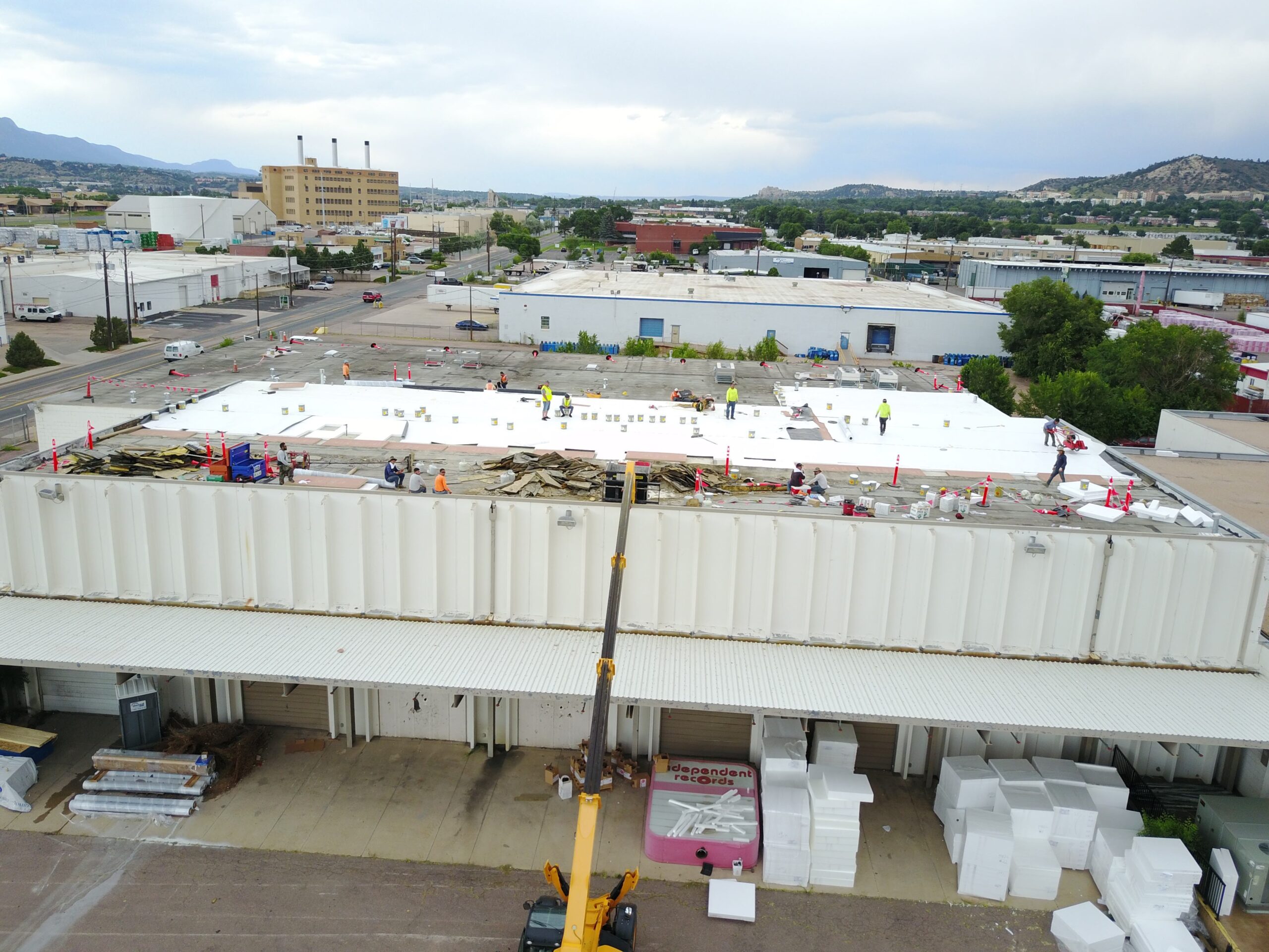Commercial roofing project rennovated by general contractors